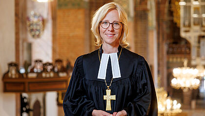 Zu sehen ist Bischöfin Nora Steen im Talar in ihrer Predigtstätte im Schleswiger Dom.