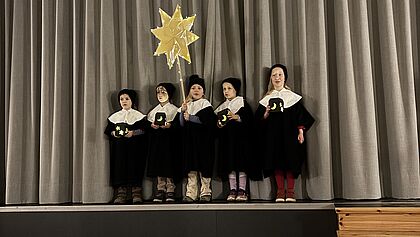 Die Sternsinger treten im Bürgersaal in Hohenaspe auf. 