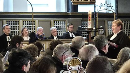 Pfarrteam sitzt am rand des Gottesdienstes in St. Nikolai vor voller Kirche.