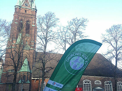 Fridays for Future in Elmshorn. Demonstranten ziehe an der St. Nikolai Kirche vorbei.