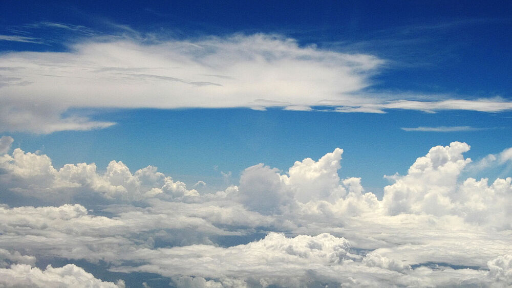 Wolken und blauer Himmel