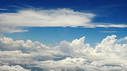 Wolken und blauer Himmel