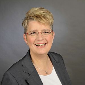 Porträt von Pastorin Britta Stender