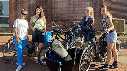 Vier Frauen mit Fahrrad 