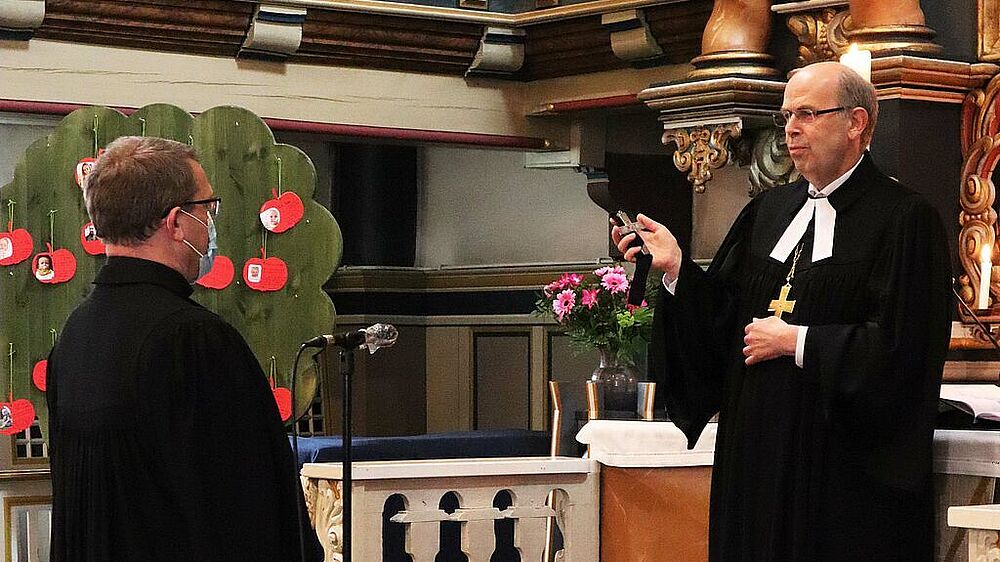 Bischof Magaard und Propst Thielko Stadtland in der St. Nikolai Kirche Elmshorn. Amtseinführung von Stadtland 2021