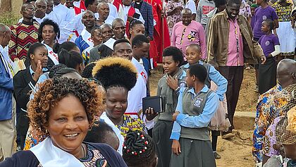 Eine Gruppe Gemeindemitglieder steht vor einer Kirche in Kenia