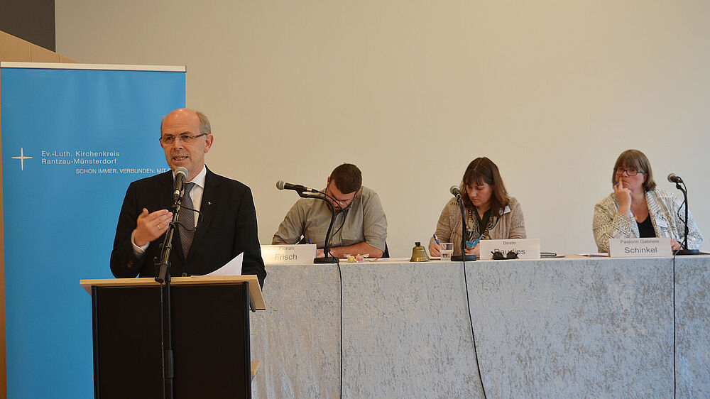 Bischof Magaard am Rednerpult, im Hintergrund das Präsidium mit Florian Frisch, Beate Raudies und Pastorin Gabriele Schinkel