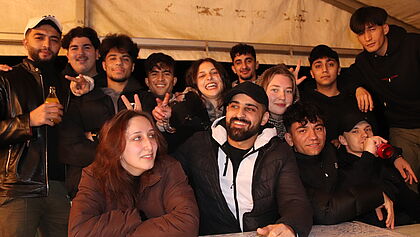 Junge Menschen aus unterschiedlichen Nationen lachen in die Kamera. Sie sind zusammengekommen um bei den Tagen ethischer Orienierung das Leben in einer bunten Gesellschaft zu lernen.