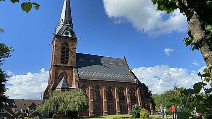 Kirche Neuenbrook im Sommer vor blauem Himmel