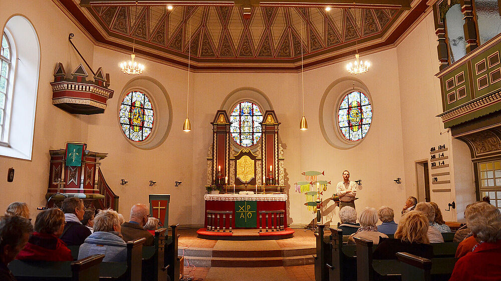 Menschen bei der Kirchentour 2018 in der Lutherkirche, Lägerdorf