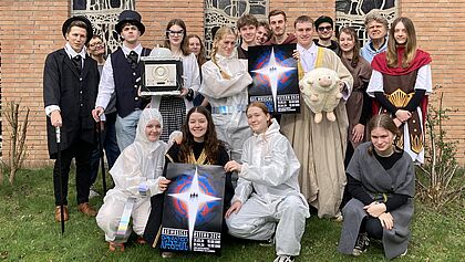 Die Theatergruppe präsentiert sich vor der Kirche.