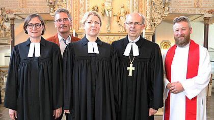 Pastorin Mirjam Kull bei ihrer Ordination in der Christkirche Rendsburg. Hinter ihr Propst Dr. Bergemann
