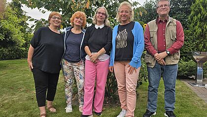 Gruppenfoto der Kenia-Delegation auf der Wiese