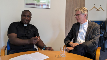 Pastor Dominic Nyambisa im Gespräch mit Pastor Dirk Fanslau