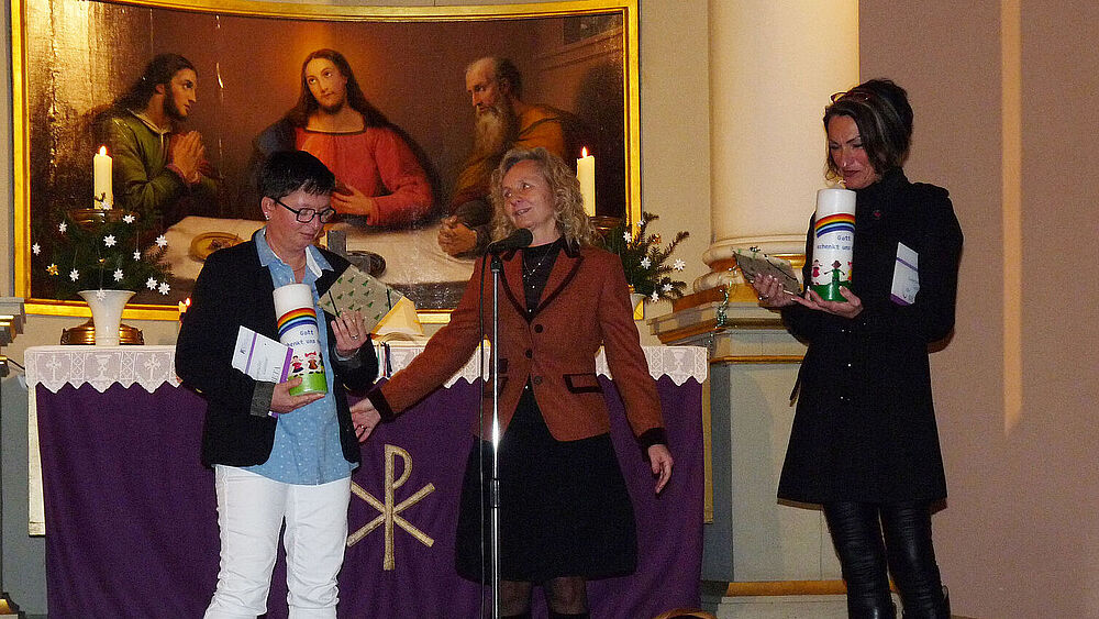 Kirstin Eskildsen, Dörte Raßmus und Cornelia Stantke (v.l.n.r.) bei der feierlichen Übergabe der QM-Zertifikate in der Kremper St.-Peter-Kirche