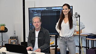 Popkantor Stephan Reinke und Miriam Wolter im Pop-Up-Studio in der St. Michaeliskirche Wellenkamp. 