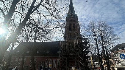 Ansicht Kirche St. Nikolai mit Gerüst