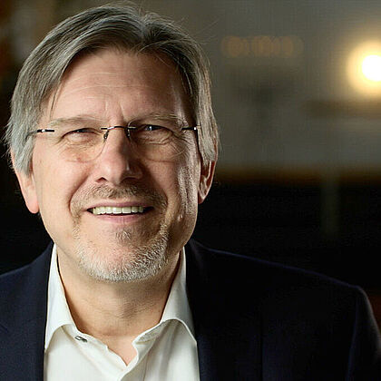 Porträt von Pastor Hans-Peter Mumssen vom Christus-Zentrum Arche Elmshorn