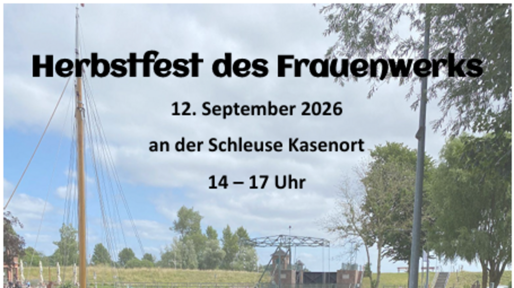 Blick auf die Schleuse Kasenort mit Segelboot, Grünflächen und Spazierweg bei leicht bewölktem Himmel.
