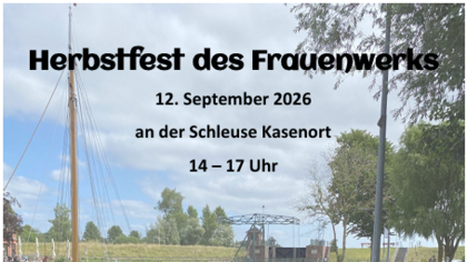 Blick auf die Schleuse Kasenort mit Segelboot, Grünflächen und Spazierweg bei leicht bewölktem Himmel.
