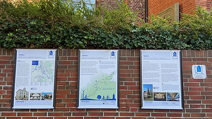 Drei Infotafeln über den Mönchsweg an der Mauer unterhalb der St. Laurentii Kirche in Itzehoe