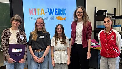 Martina Groß und Annkathrin Schröter mit angehenden Sozialpädagogischen Assistent:innen im Regionalen Berufsbildungszentrum des Kreises Steinburg.