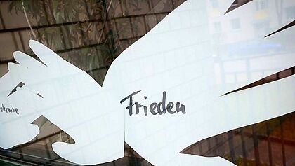 Menschen-Hände-Kette für den Frieden.