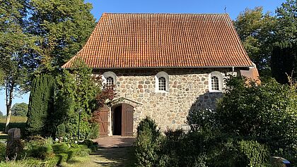 Die Kirche zu Stellau im Sommer im Sonnenschein