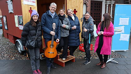 Kolleginnen der Diakonie und des Kirchenkreises stehen vor der Schäferwagenkirche.