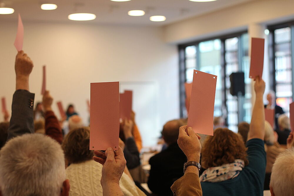 Synodale des Kirchenkreises Rantzau-Münsterdorf stimmen mit Stimmzetteln ab