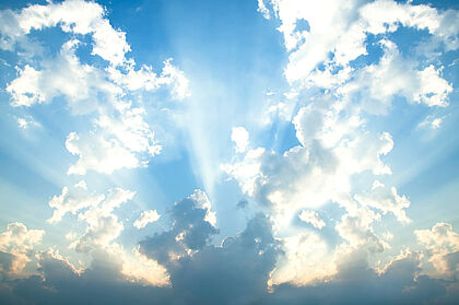Symbolbild Himmelfahrt: Himmel mit Wolken und Sonnenstrahl
