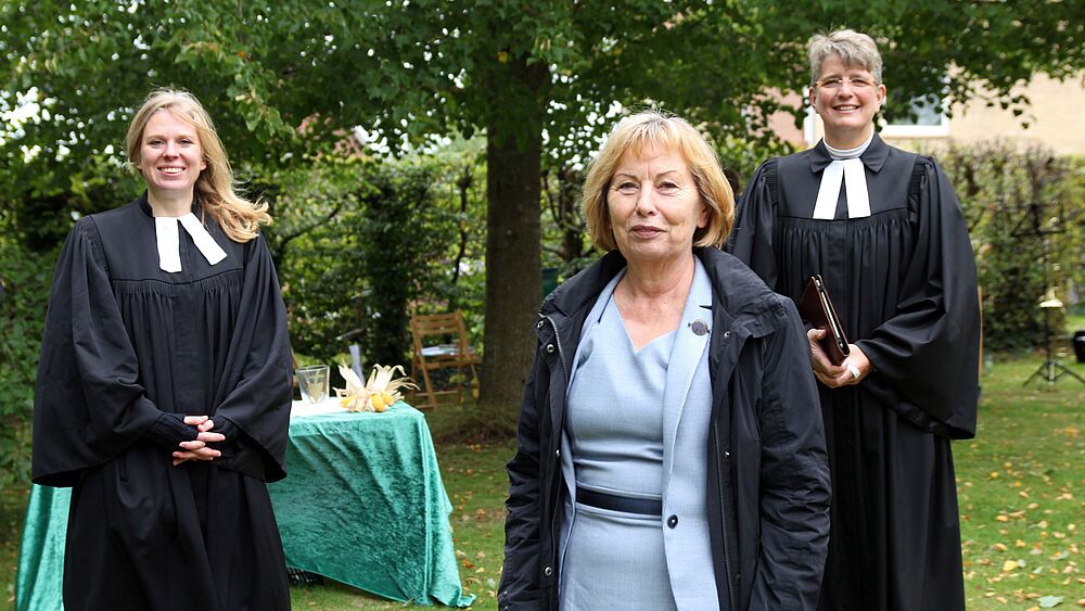 Pastorin Stefanie Warnke, Silke Hilbert-Tiedemann und Pastorin Britta Stender im Garten