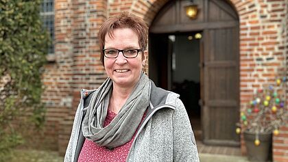 Porträt von Irmgard Johannsen vor der Kirche in Krummendiek.