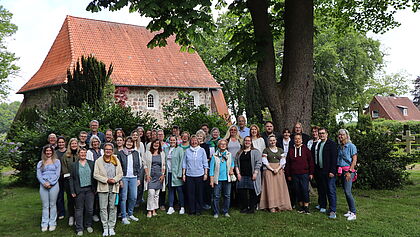 Gruppenbild mit Mitarbeitenden vor der Stellauer Kirche