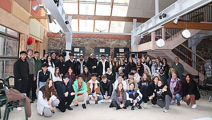Gruppenfoto mit vielen Jugendlichen