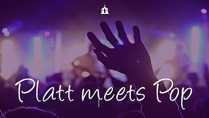 Publikum vor einer hell erleuchteten Bühne bei „Platt meets Pop“ in kirchlicher Atmosphäre.