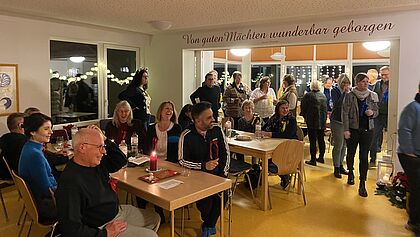 Kirchenkreis-Mitarbeitende im Gemeindehaus bei  ihrer Weihnachtsfeier