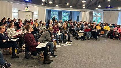 Die Passion 2026 verbindet moderne deutsche Popsongs, über 100 Sängerinnen und Sänger, neue szenische Elemente und starke kirchliche Unterstützung zu einem einzigartigen Musical-Erlebnis im Theater Itzehoe. Jetzt mehr über Ensemble, Proben und Aufführung erfahren.
