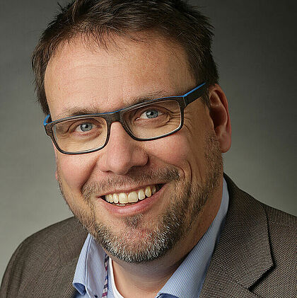 Porträt von Andreas Christian Kosbab, Pastor der Ev.-Luth. St. Johannes-Kirchengemeinde in Kremperheide
